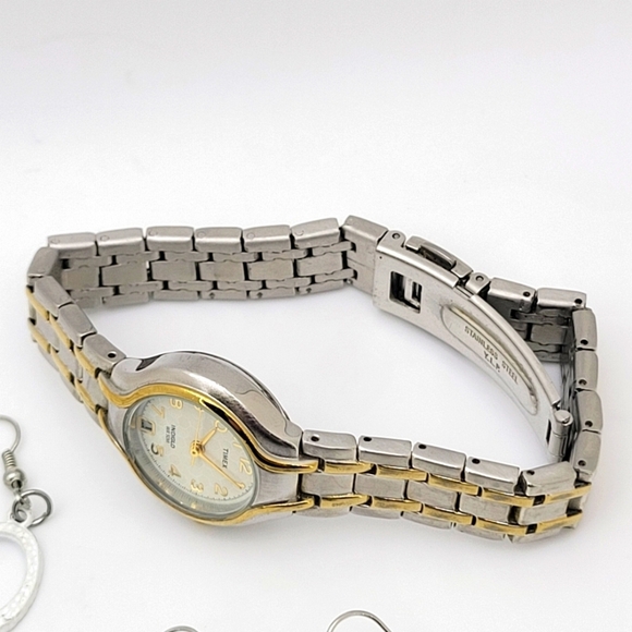 Lot of 8 Silver Gold Tone Vintage Earrings Set + 1 Timex Watch - Picture 9 of 11